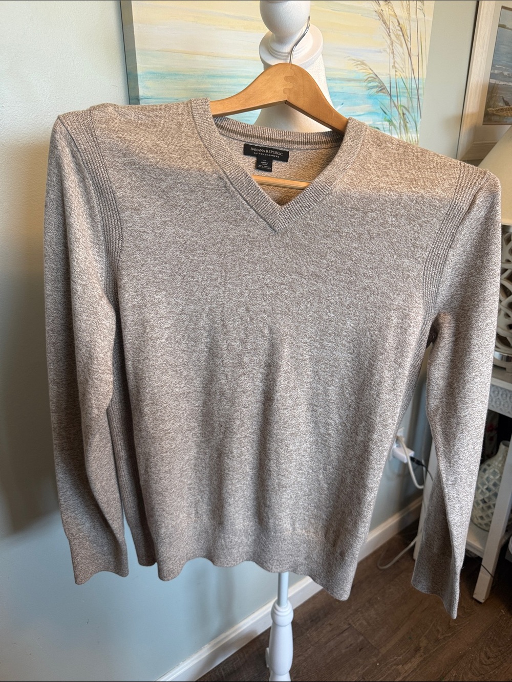 Banana Republic Men's V-Neck Sweater โ Light Gray Heather